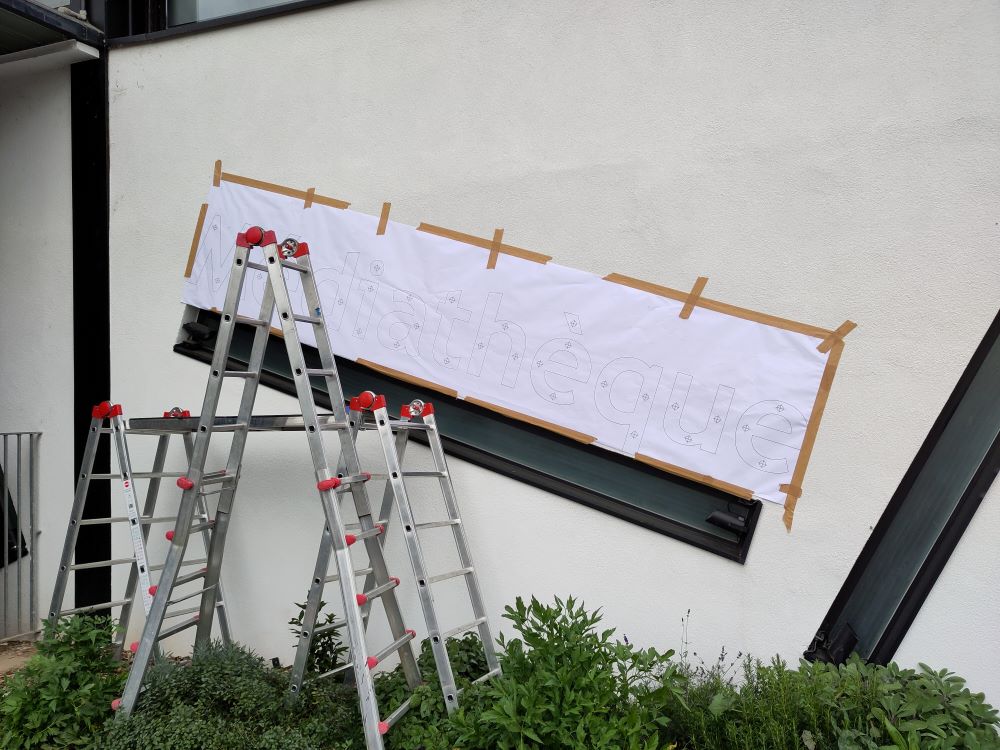 Affiche derrière un échafaudage